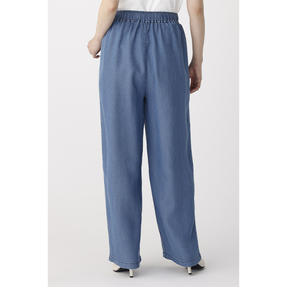 品よく決まる大人のツヤ軽デニムパンツ｜くらしと生協