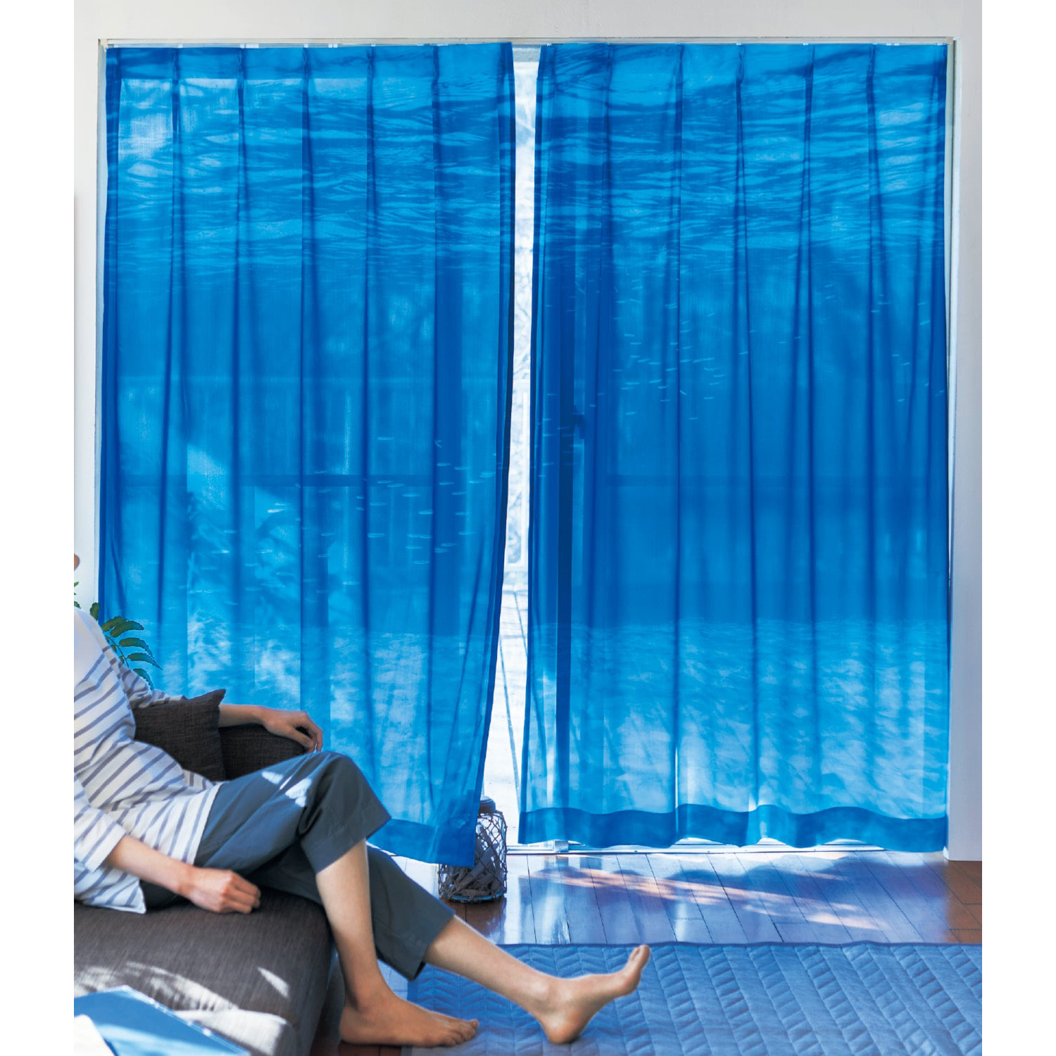海の中を映したUVカット・レースカーテン(2枚組)使用イメージリビング2